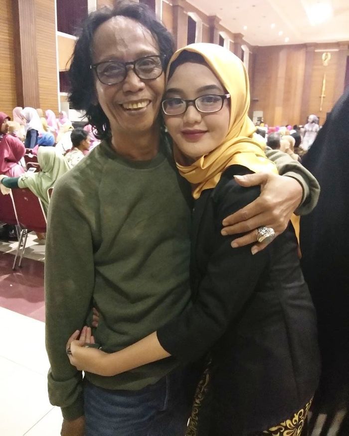Momen Mandra hadiri wisuda putrinya