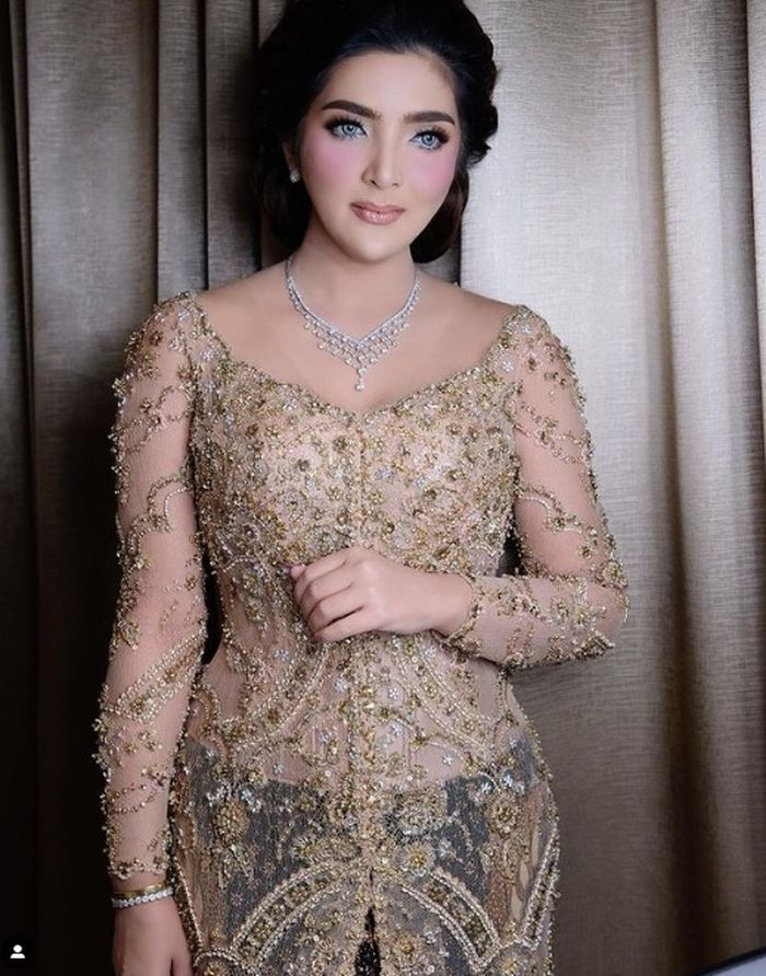Foto Ashanty mengenakan kebaya di acara pernikahan Aurel Hermansyah dan Atta Halilintar