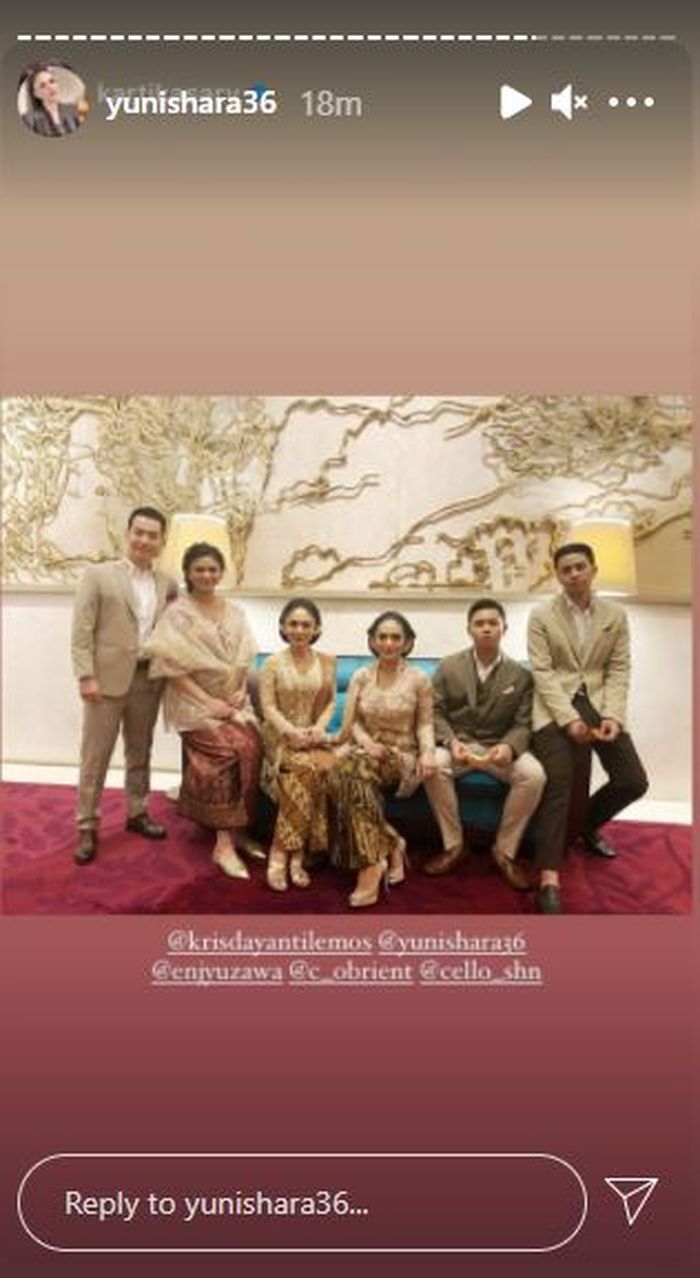 Yuni Shara ditemani dua anaknya saat hadir pada pernikahan <a href='https://tribunmedan.cfd/tag/aurel-hermansyah' title='Aurel&nbsp;Hermansyah'>Aurel&nbsp;Hermansyah</a>