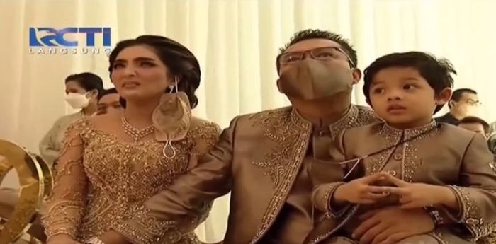 Anang Hermansyah dan Ashanty saat melihat video single terbarunya untuk Aurel Hermansyah