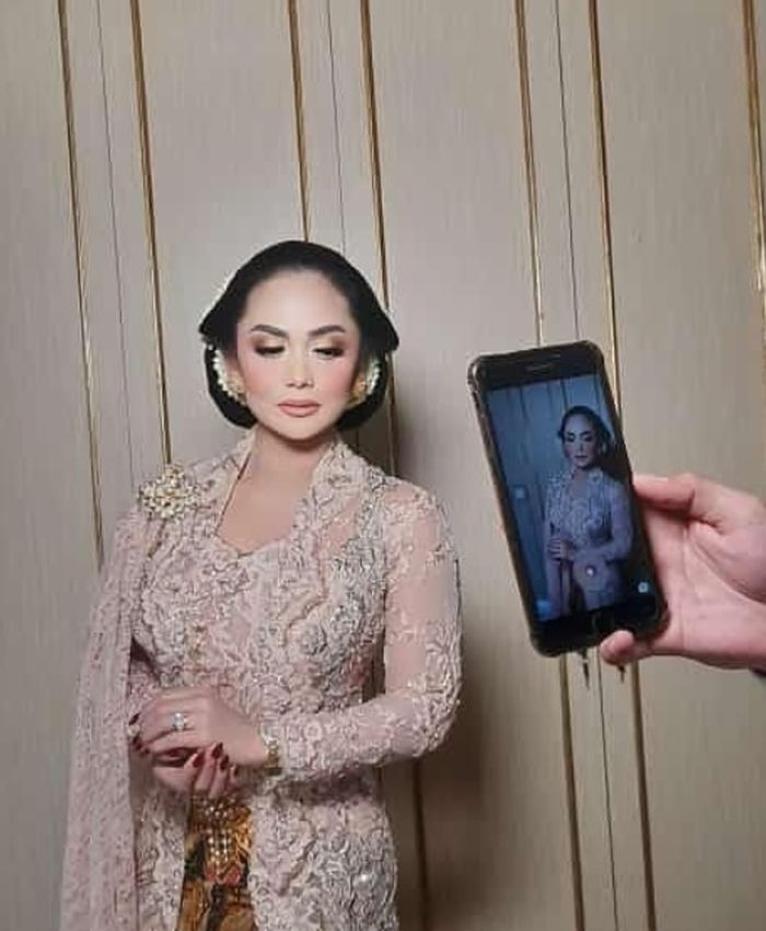 Foto Krisdayanti mengenakan kebaya di acara pernikahan Aurel Hermansyah dan Atta Halilintar