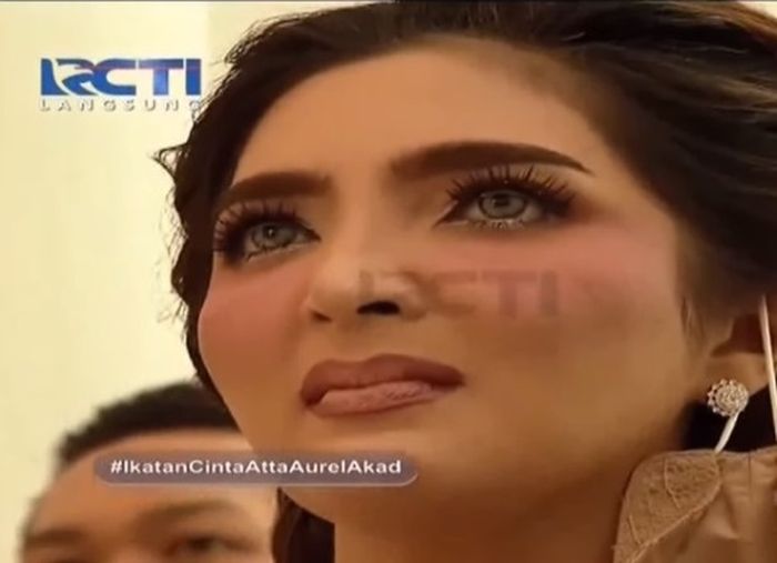 Raut wajah Ashanty saat menahan tangis ketika penayangan video klip single terbarunya bersama Anang Hermansyah
