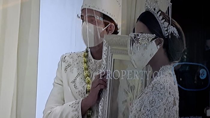 Aurel dan Atta memamerkan mas kawin berupa uang senilai Rp 342.021