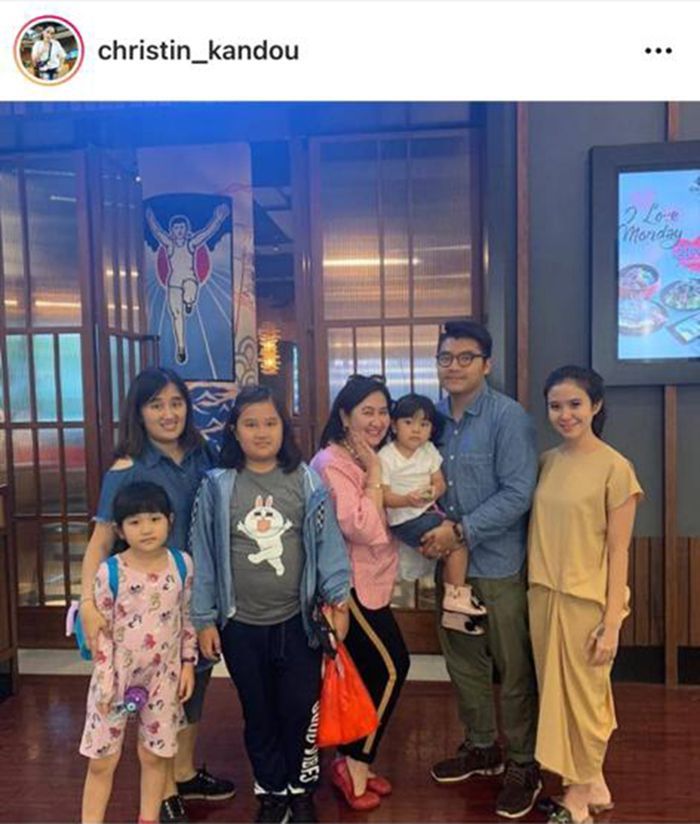 Istri pertama Hotma menegnakan baju pink
