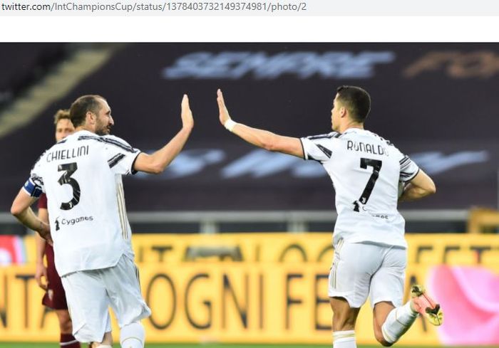 Megabintang Juventus, Cristiano Ronaldo, merayakan gol bersama Giorgio Chiellini dalam laga Liga Italia kontra Torino di Stadion Olimpico Grande Torino, Sabtu (3/4/2021).