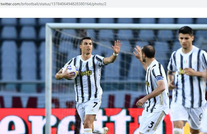 Megabintang Juventus, Cristiano Ronaldo, merayakan gol bersama Giorgio Chiellini dalam laga Liga Italia kontra Torino di Stadion Olimpico Grande Torino, Sabtu (3/4/2021).