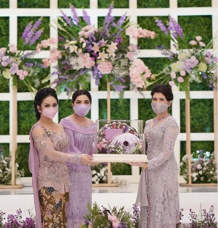 Hestia Faruk bersama dengan Ashanty dan KD