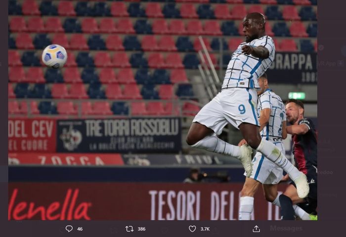 Sundulan Romelu Lukaku menghasilkan gol Inter Milan ke gawang Bologna dalam laga Liga Italia, 3 April 2021.