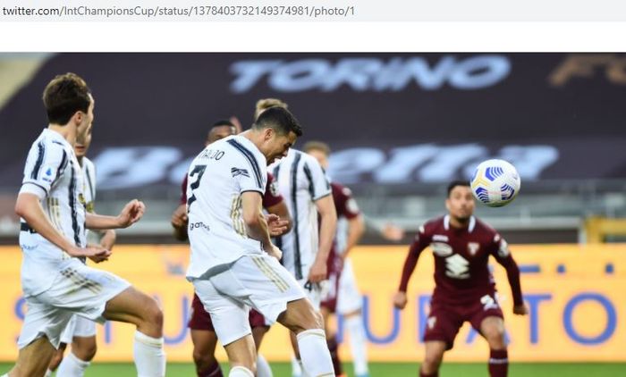 Megabintang Juventus, Cristiano Ronaldo, mencetak gol ke gawang Torino dalam laga Liga Italia di Stadion Olimpico Grande Torino, Sabtu (3/4/2021).