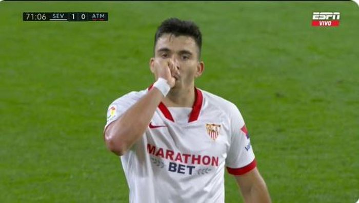 Bek kiri Sevilla, Marcos Acuna, merayakan gol yang dicetak ke gawang Atletico Madrid dalam laga Liga Spanyol di Stadion Ramon Sanchez Pizjuan, Minggu (4/4/2021).