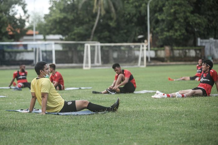 Pelatih fisik Bali United, Rony Azani saat memimpin latihan skuad Serdadu Tridatu.