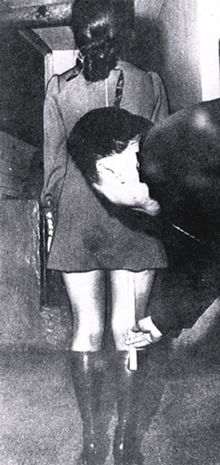 Polisi mode di Korea Selatan tahun 1970-an memeriksa panjang rok perempuan.