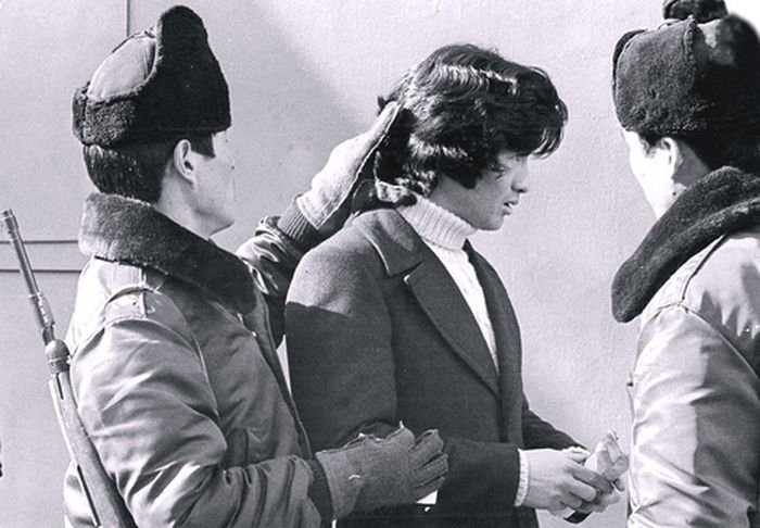 Polisi mode Korea Selatan tahun 1970-an juga bertugas memeriksa rambut laki-laki yang terlalu panjang.