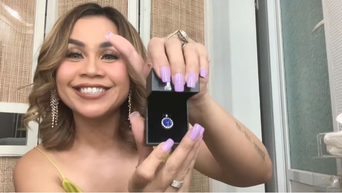 Melaney Ricardo takjub melihar souvenir pernikahan Atta dan Aurel yang tenyata berharga fantastis.