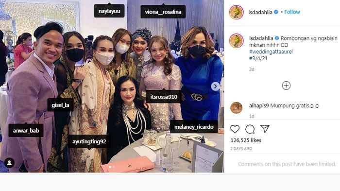 Gaun yang dikenakan Ayu Ting Ting saat kondangan ke pernikahan Atta Halilintar dan Aurel Hermansyah jadi sorotan