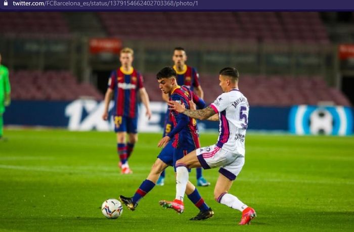 Gelandang Barcelona, Pedri, menguasai bola saat melawan Real Valladolid dalam laga Liga Spanyol, Senin (6/4/2021) waktu setempat atau Selasa dini hari WIB. 