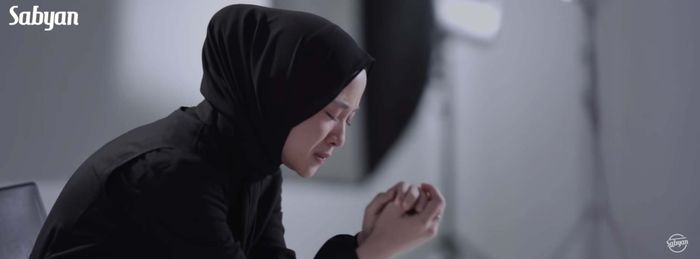 Nissa Sabyan tiba-tiba muncul sambil menangis lewat video klip terbaru milik grup Sabyan berjudul Sapu Jagat.