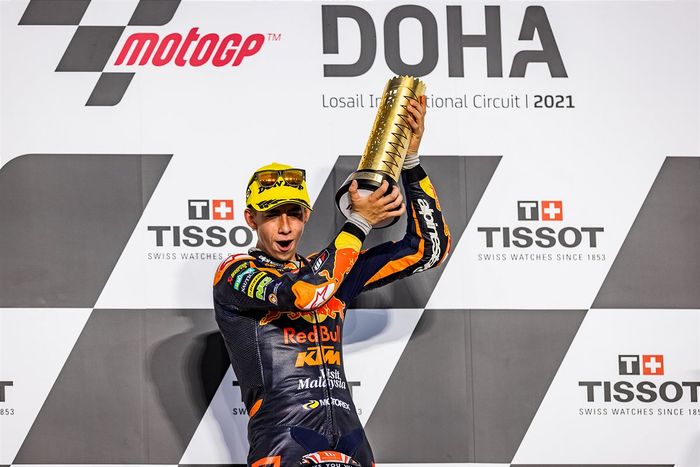 Pembalap Red Bull KTM Ajo, Pedro Acosta, merayakan kemenangan pada balapan Moto3 Doha