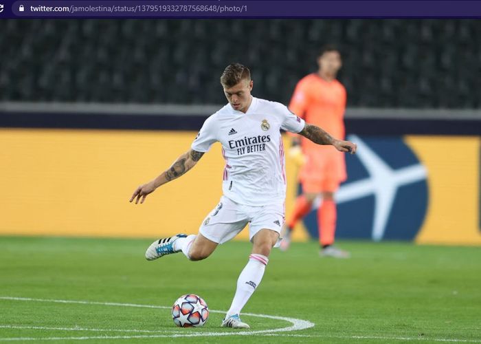 Gelandang Real Madrid, Toni Kroos, menendang bola saat melawan Liverpool dalam babak perempat final Liga Champions 2020-2021 pada Selasa (6/4/2021) waktu setempat atau Rabu pukul 02.00 WIB.