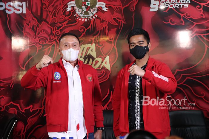 Ketua Umum PSSI, Mochamad Iriawan (kiri) dan Direktur Utama Persis Solo, Kaesang Pangarep (kanan) tengah bertemu di Kantor PSSI, Senayan, Jakarta, 7 April 2021.