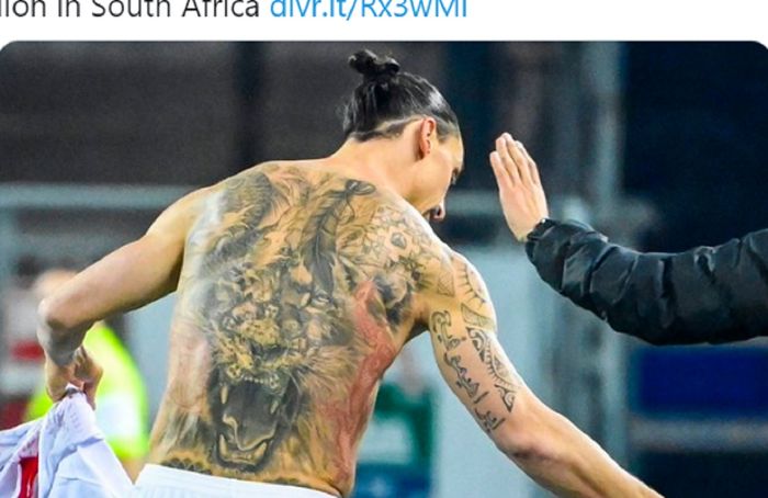 Tato singa di punggung pemain AC Milan, Zlatan Ibrahimovic.