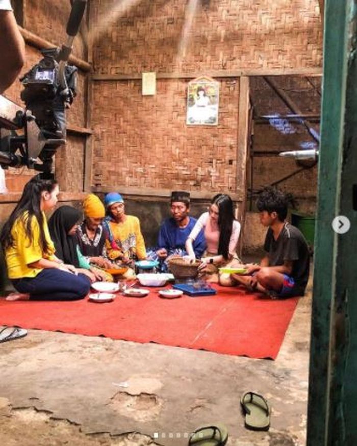 Intan Wisni di acara Bedah Rumah