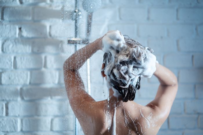 Rambut Berketombe Parah? Ini Cara Keramas yang Perlu Kamu Ketahui
