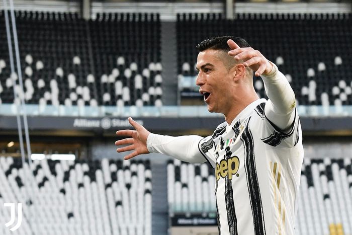 Megabintang Juventus, Cristiano Ronaldo, melakukan selebrasi saat melawan Napoli dalam laga tunda pekan ke-3 Liga Italia 2020-2021 di Allianz Stadium, Rabu (7/4/2021) pukul 23.45 WIB. 