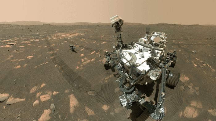 Penjelajah yang rajin dan helikopter yang cerdik mengambil selfie bersama di Mars.  Mosaik foto ini disusun oleh Jet Propulsion Laboratory NASA dengan 62 foto NASA Mars.