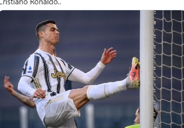 Megabintang Juventus, Cristiano Ronaldo meluapkan kekesalannya dengan menendang gawang saat melawan Napoli dalam laga tunda pekan ke-3 Liga Italia 2020-2021 di Allianz Stadium, Rabu (7/4/2021) pukul 23.45 WIB. 