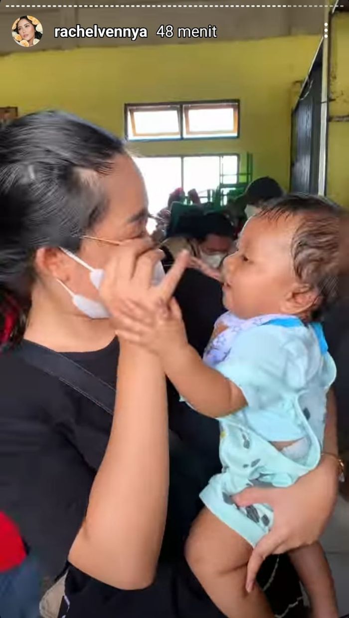 Rachel Vennya menghibur anak korban bencana alam di NTT