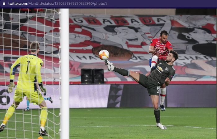 Gelandang Manchester United, Bruno Fernandes, akhirnya mengakhiri puasa gol dan membuat timnya menaklukkan Granada di Liga Europa.