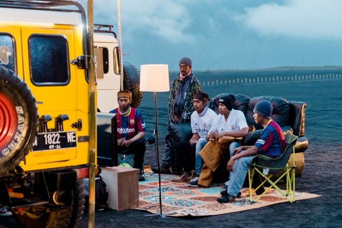 Salah satu bagian kampanye El Clasico Menguasai Dunia, penggemar nonton bareng Real Madrid vs Barcelona di Gunung Bromo.