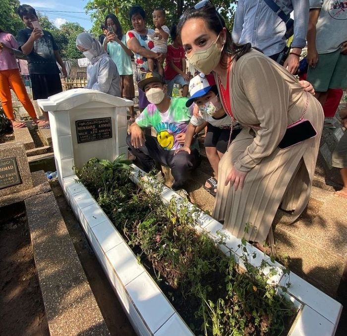 Makam almarhum ayah Raffi Ahmad