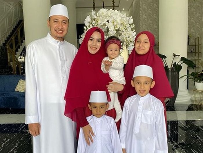 Unggahan Kartika Putri dengan anak-anak Habib Usman