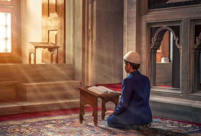 Ilustrasi membaca Al-Quran. 