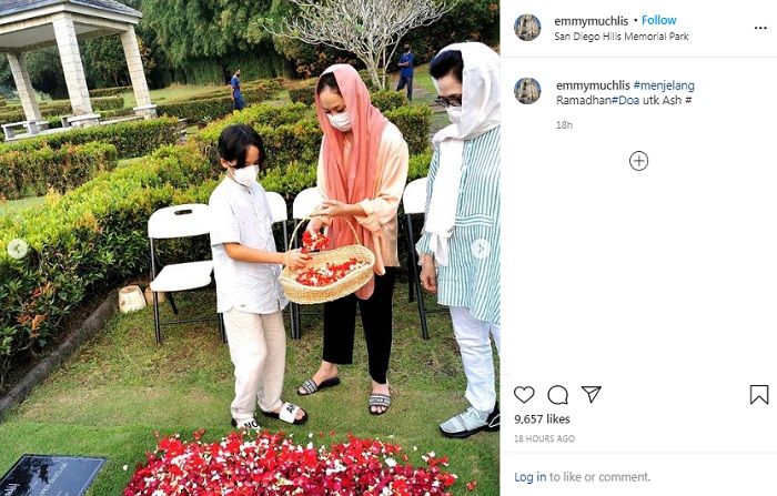 BCL boyong anak dan ibundanya nyekar ke pusara Ashraf Sinclair