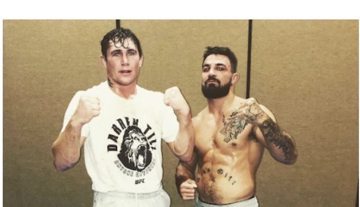 Petarung kelas menengah UFC, Darren Till (Kiri) bersama, Mike Perry (Kanan).