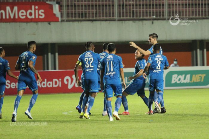 Para pemain Persib Bandung merayakan gol cepat yang dicetak oleh Ezra Walian pada laga kontra Persebaya Surabaya di perempat final Piala Menpora 2021.