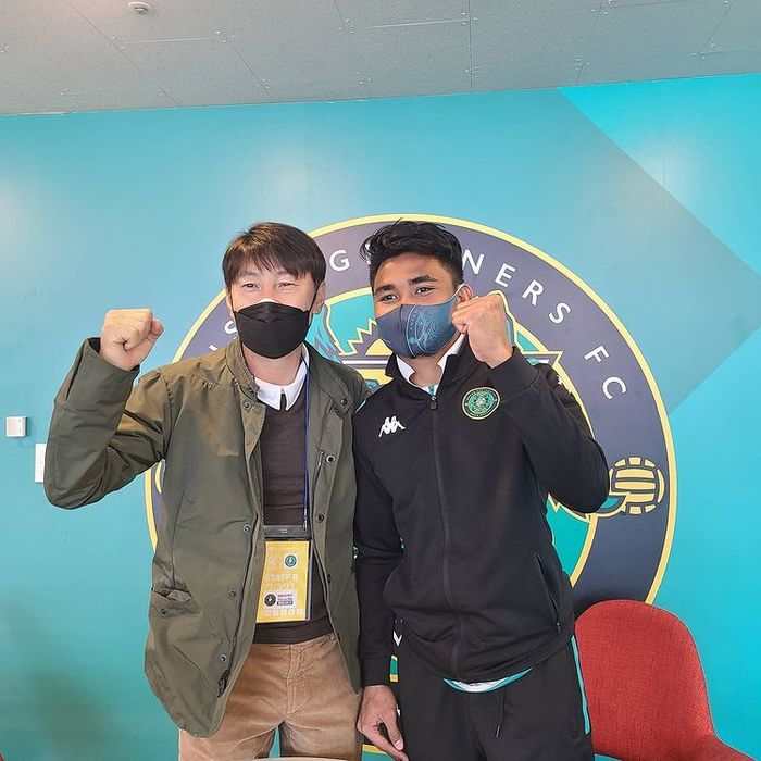 Pelatih timnas Indonesia, Shin Tae-yong, bertemu dengan Asnawi Mangkualam selepas laga antara Ansan Greeners dan Jeonnam Dragons pada Liga Korea 2.