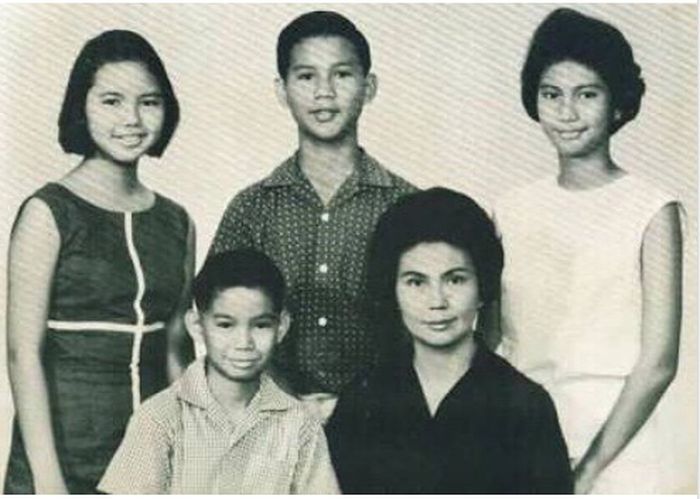 Darah Manado Jerman Mengalir Deras Di Tubuhnya Sosok Ibunda Prabowo Subianto Dikenal Sebagai Wanita Penyanyang Intip Potret Cantiknya Bersama Anak Anaknya Semua Halaman Grid Hot