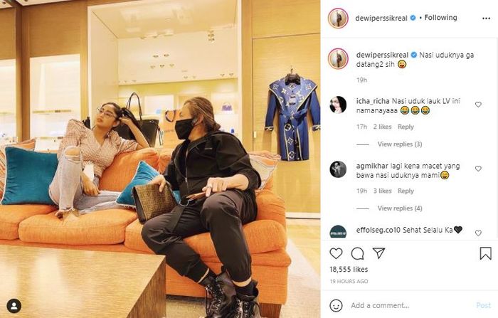 Pose duduk Dewi Perssik di dalam toko jadi sorotan netizen