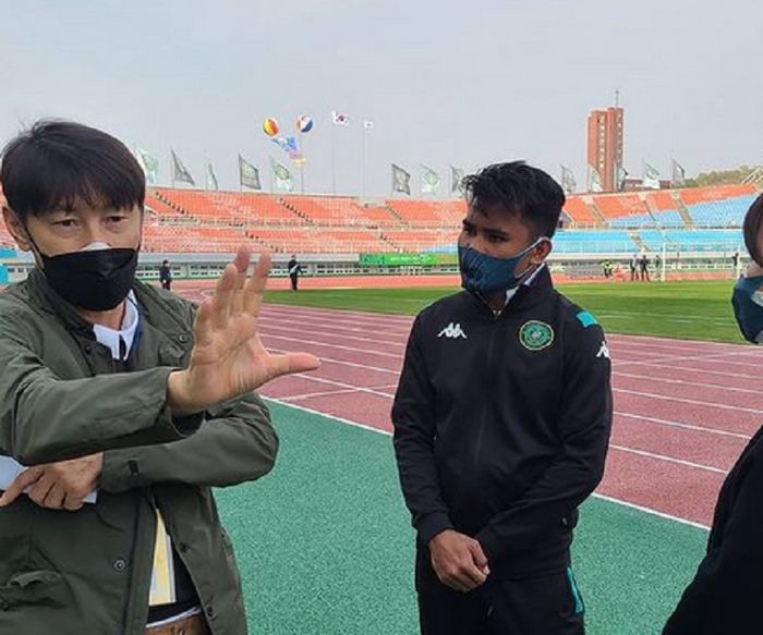 Shin Tae-yong saat memberi wejangan pada Asnawi Mangkualam usai memperkuat Ansan Greeners di di Liga Korea Selatan.