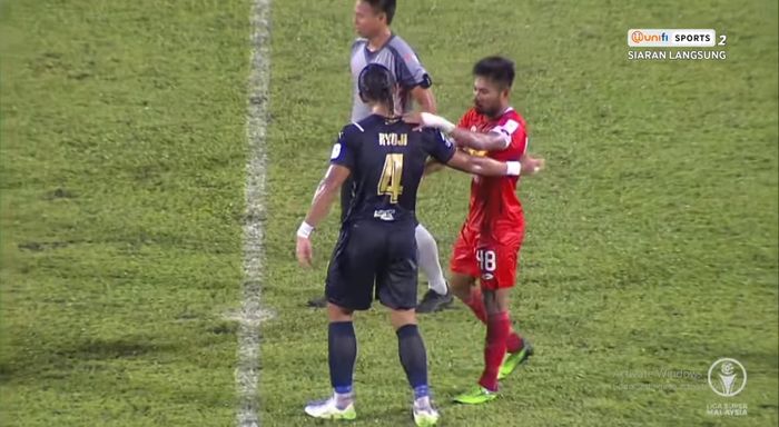 Ryuji Utomo dan Saddil Ramdani saat bertemu pada laga Penang FC vs Sabah FC (11/4/2201).