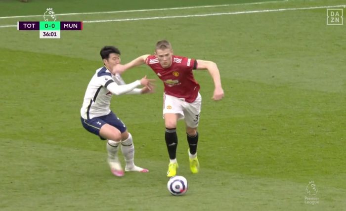 Insiden Son Heung-min dan Scott McTominay yang berujung pada dianulirnya gol Manchester United pada laga kontra Tottenham Hotspur.