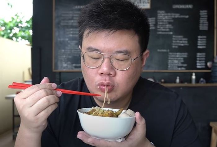 YouTuber Anak Kuliner saat mereview mie ayam Aldi Taher