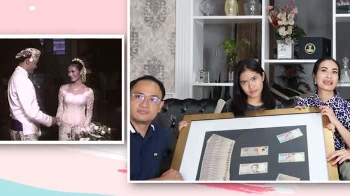 Iis Dahlia dan Satrio Dewandono menunjukkan foto pernikahannya pada Salshadilla Juwita.
