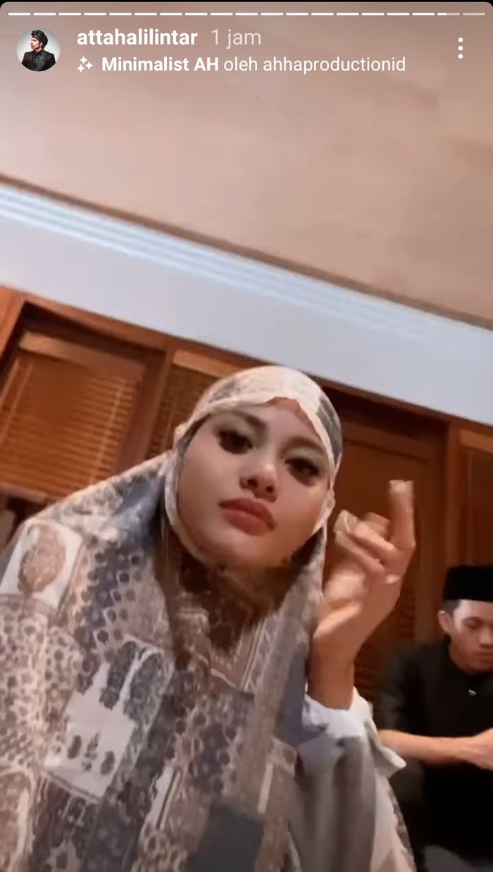 Usai tarawih, Atta Halilintar memuji kecantikan Aurel yang mengenakan hijab.