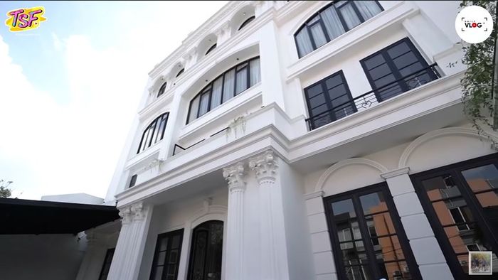 Tampak depan rumah Zaskia Sungkar dan Irwansyah.
