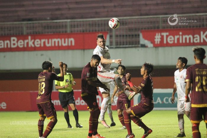 Striker Persija Jakarta, Marko Simic, mendapat pengawalan ketat dari pemain bertahan PSM Makassar pada leg pertama semifinal Piala Menpora 2021 di Stadion Maguwoharjo, Sleman, Kamis (15/4/2021).